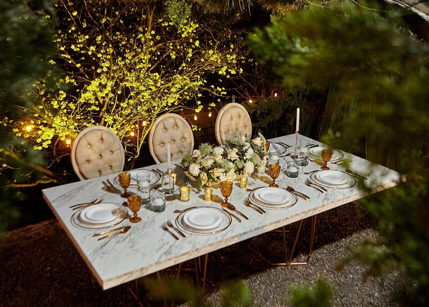 Mesa mármol blanca & silla Luis XV beige CDMX