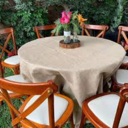 Mesa redonda con mantel y silla crossback natural CDMX