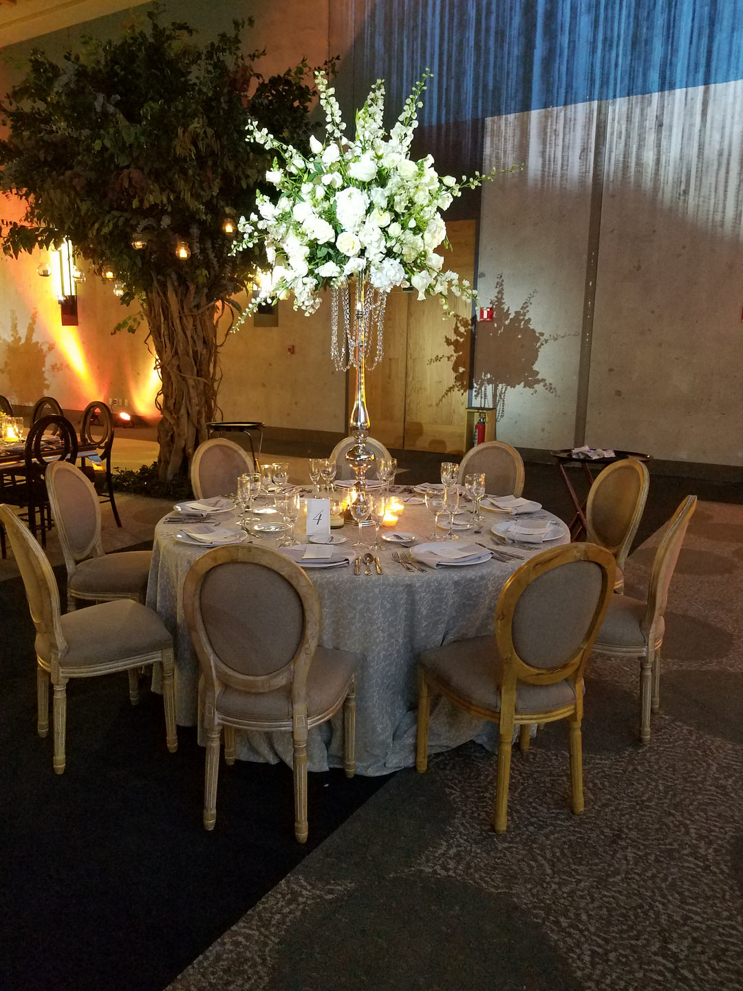 Mesa redonda con mantel & silla Luis XV beige CDMX